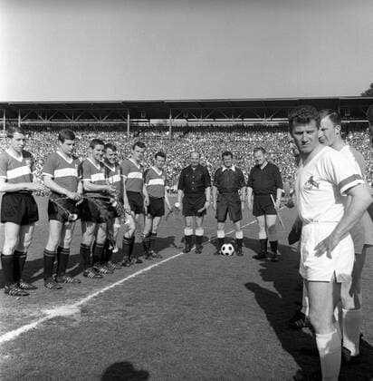 Begrüßung vor dem Spiel mit Helmut Benthaus (re.), Hans Schäfer (2.v.re., beide 1. FC Köln) und den Stuttgarter Spielern, v.li.: Rudi Entenmann, Hans Arnold, Gerhard Wanner, Rolf Geiger, Theodor Hoffmann, Dieter Höller