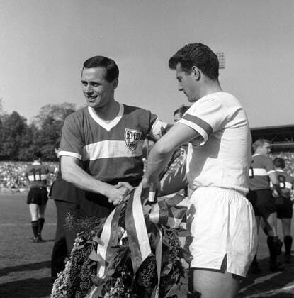 Fußball, 1. FC Köln, Deutscher Meister 1964 Günter Seibold (VfB Stuttgart, li.) und Hans Schäfer (1. FC Köln) - Shake Hands shake hands, shakehands