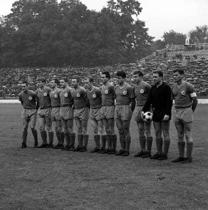 Mannschaftsvorstellung Karlsruher SC, v.re.: Gustav Witlatschil, Torwart Manfred Paul, Rolf Kahn, Willi Rihm, Otto Geisert, Josef Marx, Hartmann Madl, Dieter Klaußner, Erwin Metzger, x, Reinhold Wischnowsky Mannschaftsfoto Totale