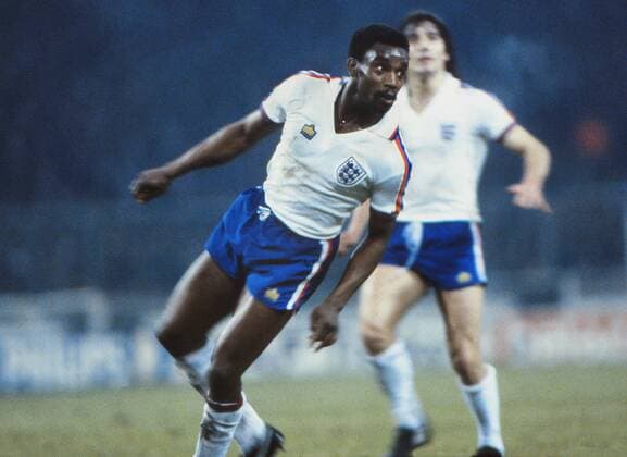 Großbritannien, Black History Month im Oktober - Sport Laurie Cunningham (Eng). England v Republic of Ireland. 08 09 1976. 