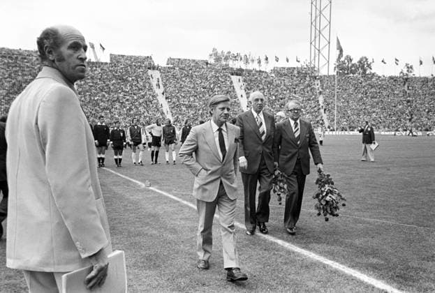 WM Finale 1974 in München - BR Deutschland Niederlande 2:1 - Bundeskanzler Helmut Schmidt (SPD, vorn) sowie DFB Vizepräsident Hermann Neuberger (re.) und DFB Präsident Dr. Hermann Gösmann (alle BRD) Vsw