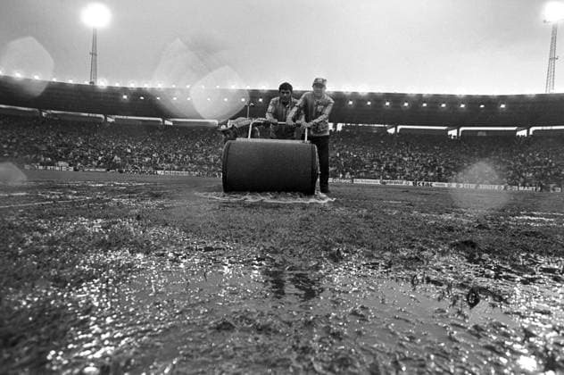 Zwischenrunde der Fussball WM 1974 im Waldstadion in Frankfurt am Main - BR Deutschland (BRD) - Polen - Die Platzverhältnisse ermöglichen lediglich eine Wasserschlacht, auch wenn etliche Helfer ihr Möglichstes geben Totale Vsw
