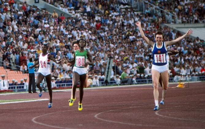 Bärbel Wöckel (GDR) 141 Merlene Ottey (Jamaica) 180 Beverley Goddard (84) GBR. 200m Womens Final Moscow Olympics 1980  Aktion Jubel Sieg Damen Olympiasieg