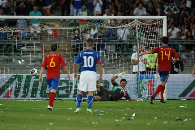 XABI ALONSO (14) scores a penalty , Italy - Spain, in Bari --- andreaXstaccioli