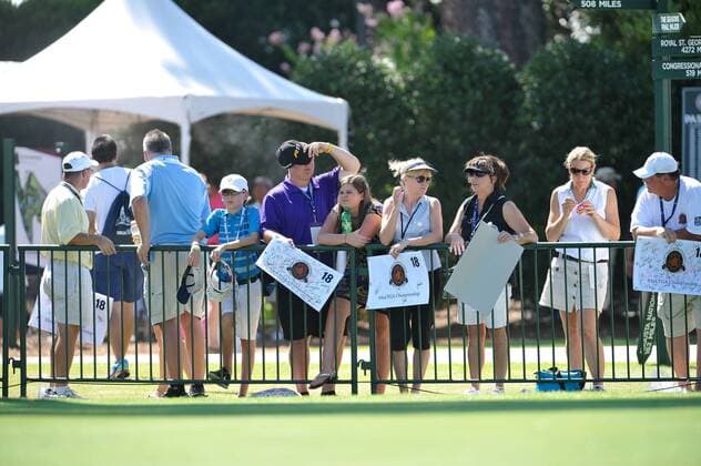 Johns Creek, Georgia, USA - Eager fans wait patiently in the heat for an autograph during the practice rounds on Wednesday before the beginning of the PGA Golf Herren Championships at the Atlanta Athletic Club in Johns Creek, GA. PGA Golf Herren GOLF 2011 - Aug 10 - 93rd PGA Golf Herren Championships - Practice Round - ZUMAq91