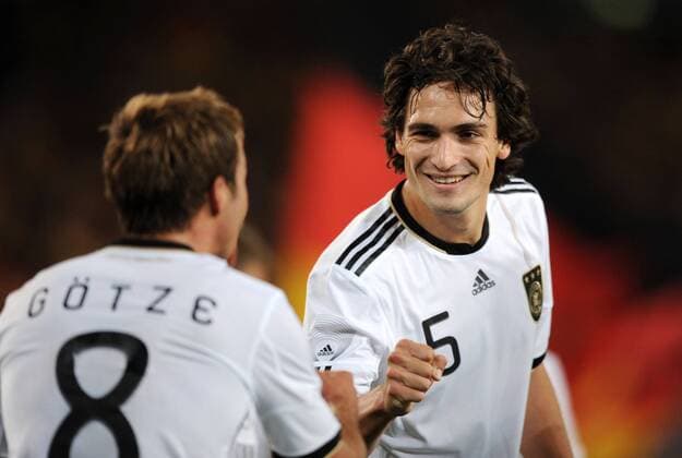 10-08-2011, Fussball Länderspiel, DEUTSCHLAND - BRASILIEN 3-2 Mats Hummels (Deutschland), re., jubelt mit Mario Götze (Deutschland)