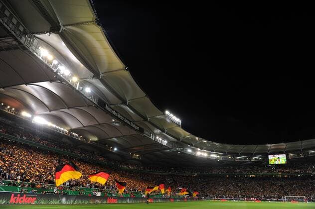 10. August 2011: Stuttgart, Mercedes-Benz Arena: Fussball Länderspiel (Testspiel): Deutschland - Brasilien: Deutschlands Fans jubeln über den Treffer zum 2:0 von Mario Götze, Spielszene in der neuen Mercedes Benz Arena in Stuttgart. DFB