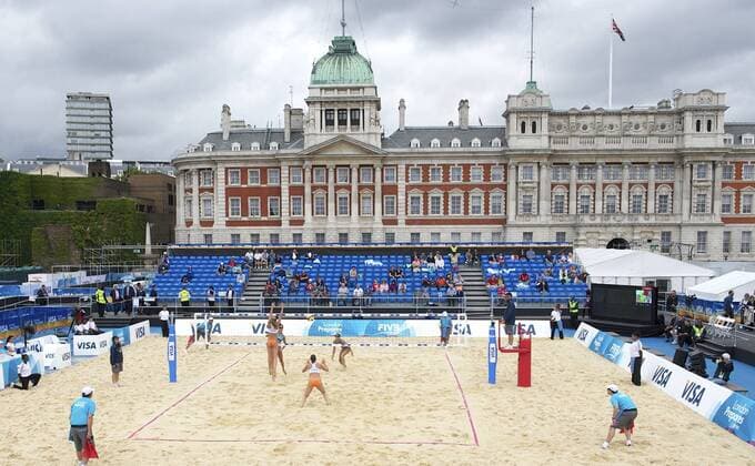 11.08.2011. London, England. LOCOG Test Events for London 2012 Olympic Games. General view of the VISA FIVB Beach Volleyball International at Horse Guards Parade on August 11, 2011 in London, England. xMichaelxPalerx  ActionPlus11200483 o0 Court GebÃ¤ude Reitstadion Reitsport