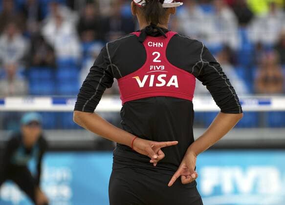 11.08.2011. London, England. LOCOG Test Events for London 2012 Olympic Games. Jingjing Ding of China hand signals during the VISA FIVB Beach Volleyball International at Horse Guards Parade xMichaelxPalerx  ActionPlus11200480 o0 Gestik hinten, RÃ¼cken, RÃ¼ckansicht Sponsor, Werbepartner, Werbung, Wirtschaft