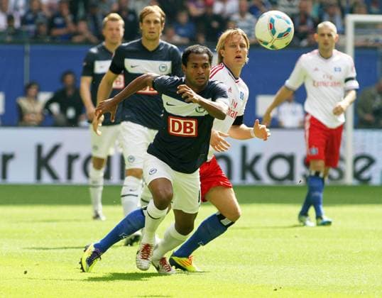 Raffael , Per Skjelbred Zweikampf Aktion Spielszene 13.08.2011 HSV Hamburger SV - Hertha BSC Berlin Fußball Fussball Imtech-Arena Hamburg Herren DFL Bundesliga Saison 11 12