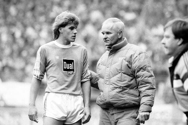 Michael Klinkert (li.) im Gespräch mit Trainer Horst Franz (beide Schalke)