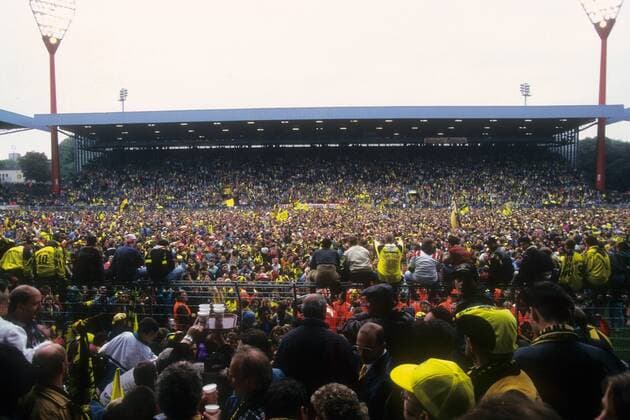 Borussia Dortmund ist Deutscher Meister 1995 - Fans des BVB feiern inmitten des Westfalenstadions Totale Fans