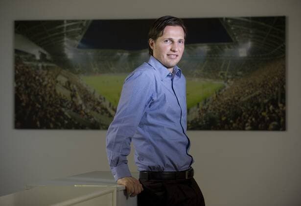 Der Geschäftsführer der SG Dynamo Dresden, Volker Oppitz, aufgenommen am Donnerstag (11.11.10) in der Geschäftsstelle des Vereins in Dresden vor einem überdimensionalen Foto des Rudolf - Harbig - Stadions. MPok