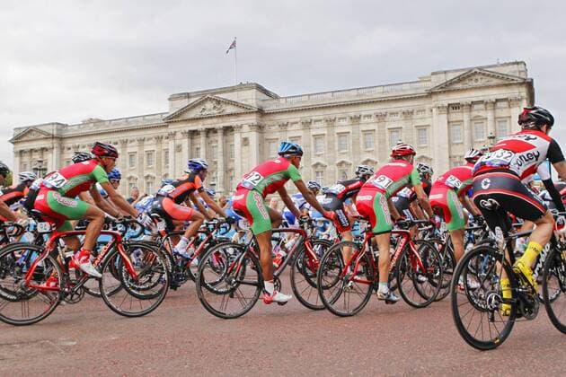 14.08.2011 The London Surrey Cycle Classic. Part of the London Prepares Series. Riders approach Buckingham Palace at the start of the race. xMikexVareyx  ActionPlus11200919 Content restricted for UK based newspaper