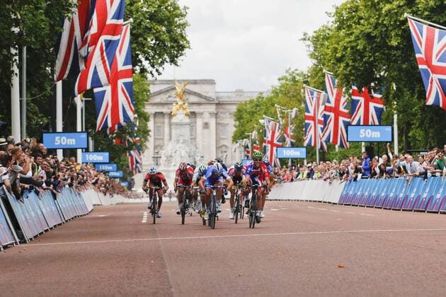 14.08.2011 The London to Surrey Cycle Classic. Part of the London Prepares Series. Mark Cavendish (GBR) with a sprint finish on the Mall to win the London - Surrey Cycle Classic. xMikexVareyx  ActionPlus143752 Content restricted for UK based newspaper