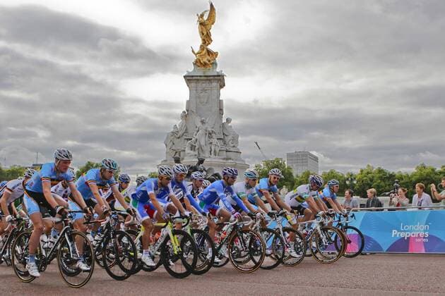 14.08.2011 The London Surrey Cycle Classic. Part of the London Prepares Series. Riders pass Queen Victoria memorial at the start of the race. xMikexVareyx  ActionPlus143756 Content restricted for UK based newspaper