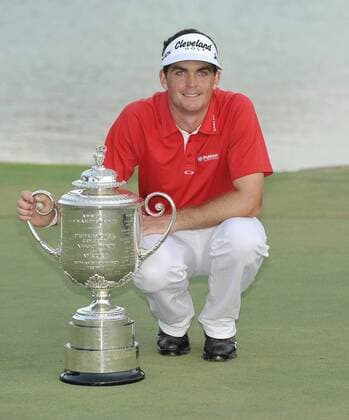 Keegan Bradley poses with the Wanamaker Trophy after winning the 93rd PGA Golf Herren Championship at the Atlanta Athletic Club on August 14, 2011 in Johns Creek, Georgia. Bradley defeated Jason Dufner in a three-hole playoff to win the tournament by one stroke.  BKX2011081429 o0 Pokal Trophäe Objekte Sieg Siegerehrung