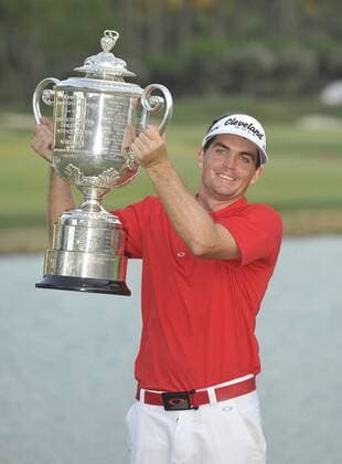 Keegan Bradley poses with the Wanamaker Trophy after winning the 93rd PGA Golf Herren Championship at the Atlanta Athletic Club on August 14, 2011 in Johns Creek, Georgia. Bradley defeated Jason Dufner in a three-hole playoff to win the tournament by one stroke.  BKX2011081430 o0 Pokal Trophäe Objekte Sieg Siegerehrung