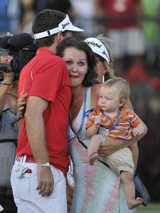 Keegan Bradley (L-R) celebrates with his sister Madison and 10-month-old nephew Aiden after winning the 93rd PGA Golf Herren Championship at the Atlanta Athletic Club on August 14, 2011 in Johns Creek, Georgia. Bradley defeated Jason Dufner in a three-hole playoff to win the tournament by one stroke.  BKX2011081437 o0 Frau, Ehefrau Familie Kind privat