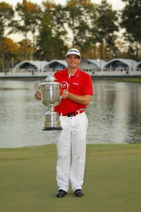 August 14, 2011: Keegan Bradley wins the 93rd PGA Golf Herren Championship in a 3 hole playoff and holds up the Wanamaker Trophy at Atlanta Athletic Club in Johns Creek, Georgia. PGA Golf Herren AUG 14 PGA Golf Herren Championship - Final Round Icon4881108142601 o0 Pokal Trophäe Objekte Sieg Siegerehrung EDITORIAL USE ONLY