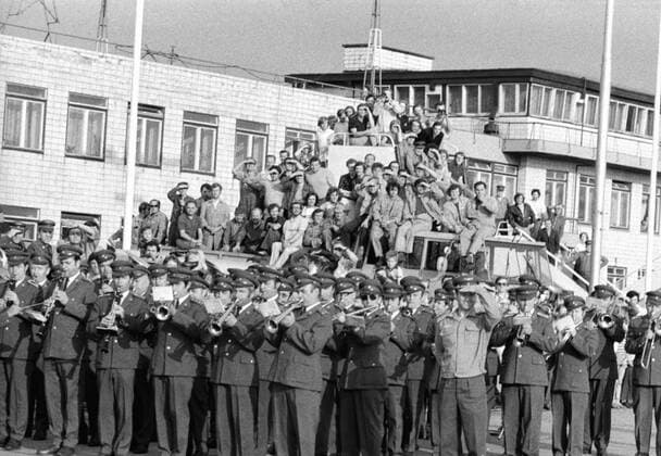 Czechoslovak soccer fans welcome EURO 1976 winners after their arrival from Yugoslavia on June 21, 1976 at the airport in Prague, Czechoslovakia. (CTKxPhoto)  CTKPhoto40201108120357101