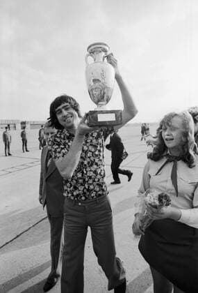 Anton Ondrus, captain of Czechoslovak soccer team, greets with the trophey for European Champions at the airport Prague-Ruzyne on June 21, 1976, after the team came back from Yugoslawian capital Belgrade with goldenmedals. (CTKxPhoto)  CTKPhoto3201108120358601