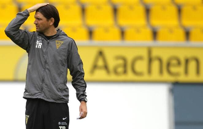 Fußball, Trainerhistorie, Alemannia Aachen 13.08.2011 , Aachen , Fussball , 2. Bundesliga , Alemannia Aachen - FC Energie Cottbus. Trainer Peter Hyballa (Aachen) skeptisch enttäuscht.