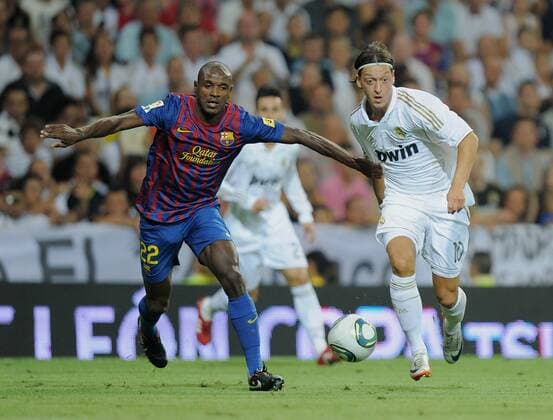FUSSBALL INTERNATIONAL PRIMERA DIVISION SAISON 2011 2012 14.08.2011 El Clasico Super Cup 2011 Real Madrid - FC Barcelona Mesut Özil (re, Real Madrid) gegen Eric Abidal (li, Barca) 