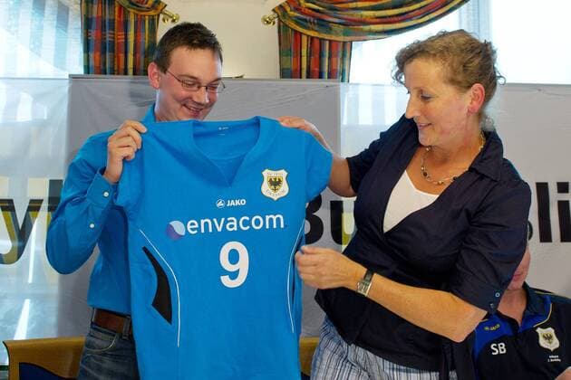 Tillmann Raith und Ulricke Baur-Finck mit dem neuen Trikot der 1.Volleyball Bundesliga, Saison 2011 12, 15.08.2011, Sinsheim, Hotel und Restaurant Ratsstube, SV Sinsheim Sponsorpräsentation, Die envacom Service GmbH mit Sitz in Walluf bei Wiesbaden wird neuer Namenssponsor des SV Sinsheim. Aus der Bundesligamannschaft des Traditionsvereins SV Sinsheim werden die envacom volleys Sinsheim - das gaben die Geschäftsführerin Ulrike Baur-Finck vom SV Sinsheim und der Geschäftsführerin der envacom Service GmbH, Tillmann Raith bei einer Pressekonferenz in der Ratsstube in Sinsheim am heutigen Montag bekannt. Die Partnerschaft beginnt ab sofort und ist zunächst auf zwei Jahre abgeschlossen.