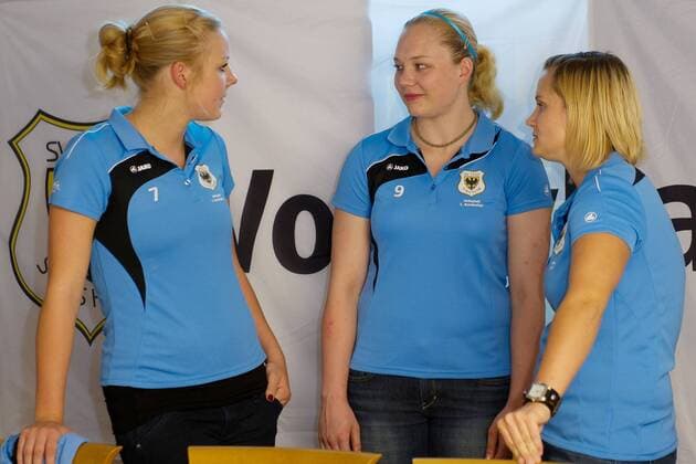 vl. Katharina Stauss, Neuzugang Ann-Christin Quade und Jule Schneider der 1.Volleyball Bundesliga, Saison 2011 12, 15.08.2011, Sinsheim, Hotel und Restaurant Ratsstube, SV Sinsheim Sponsorpräsentation, Die envacom Service GmbH mit Sitz in Walluf bei Wiesbaden wird neuer Namenssponsor des SV Sinsheim. Aus der Bundesligamannschaft des Traditionsvereins SV Sinsheim werden die envacom volleys Sinsheim - das gaben die Geschäftsführerin Ulrike Baur-Finck vom SV Sinsheim und der Geschäftsführerin der envacom Service GmbH, Tillmann Raith bei einer Pressekonferenz in der Ratsstube in Sinsheim am heutigen Montag bekannt. Die Partnerschaft beginnt ab sofort und ist zunächst auf zwei Jahre abgeschlossen.