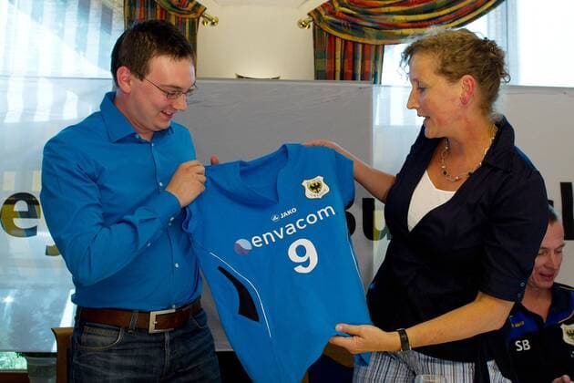 Tillmann Raith und Ulricke Baur-Finck mit dem neuen Trikot der 1.Volleyball Bundesliga, Saison 2011 12, 15.08.2011, Sinsheim, Hotel und Restaurant Ratsstube, SV Sinsheim Sponsorpräsentation, Die envacom Service GmbH mit Sitz in Walluf bei Wiesbaden wird neuer Namenssponsor des SV Sinsheim. Aus der Bundesligamannschaft des Traditionsvereins SV Sinsheim werden die envacom volleys Sinsheim - das gaben die Geschäftsführerin Ulrike Baur-Finck vom SV Sinsheim und der Geschäftsführerin der envacom Service GmbH, Tillmann Raith bei einer Pressekonferenz in der Ratsstube in Sinsheim am heutigen Montag bekannt. Die Partnerschaft beginnt ab sofort und ist zunächst auf zwei Jahre abgeschlossen.