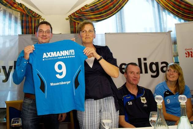 Tillmann Raith und Ulricke Baur-Finck mit dem neuen Trikot der, rechts daneben Trainer Stefan Braeuer und Luise Mauersberger, 1.Volleyball Bundesliga, Saison 2011 12, 15.08.2011, Sinsheim, Hotel und Restaurant Ratsstube, SV Sinsheim Sponsorpräsentation, Die envacom Service GmbH mit Sitz in Walluf bei Wiesbaden wird neuer Namenssponsor des SV Sinsheim. Aus der Bundesligamannschaft des Traditionsvereins SV Sinsheim werden die envacom volleys Sinsheim - das gaben die Geschäftsführerin Ulrike Baur-Finck vom SV Sinsheim und der Geschäftsführerin der envacom Service GmbH, Tillmann Raith bei einer Pressekonferenz in der Ratsstube in Sinsheim am heutigen Montag bekannt. Die Partnerschaft beginnt ab sofort und ist zunächst auf zwei Jahre abgeschlossen.