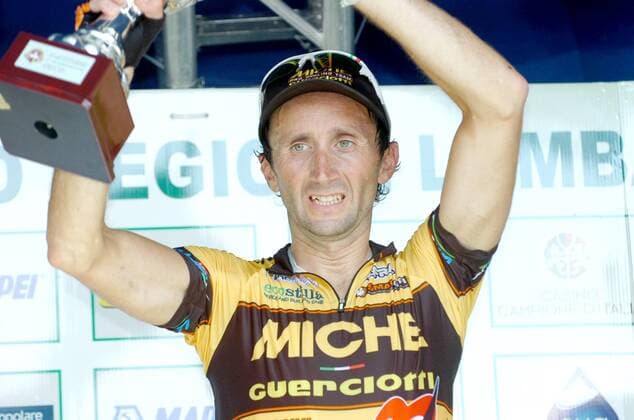 Tre Valli Varesine Sieger Davide Rebellin (Miche), Campione d Italia  o0 Siegerehrung Jubel Freude Pokal Trophäe Objekt