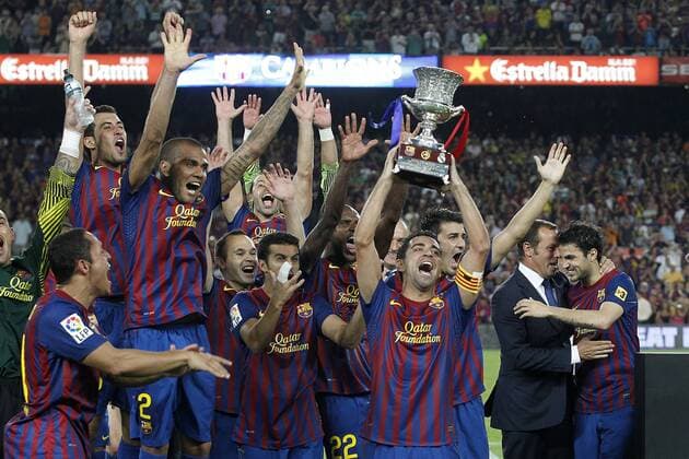 L-R: FC Barcelona s Adriano Correia, Sergio Busquets, Daniel Alves, Andres Iniesta, Pedro Pedrito Rodriguez, Javier Mascherano, Eric Abidal, Xavi Hernandez, David Villa, President Sandro Rosell and Cesc Fabregas celebrates the victory during Spanish Supercup 2nd match, August 17,2011.  (201108174180) o0 Sieg Feier Objekte Trophäe Dani