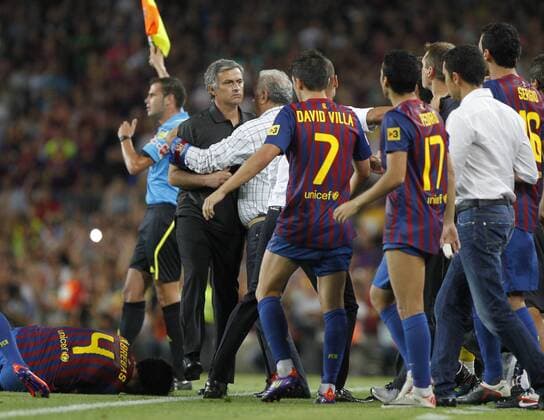 17.08.2011, Barcelona - Supercopa 2011 - FC Barcelona vs Real Madrid - coach Jose Mourinho beside the injured Cesc Fabregas ---  o0 Verletzung Spannung Streit