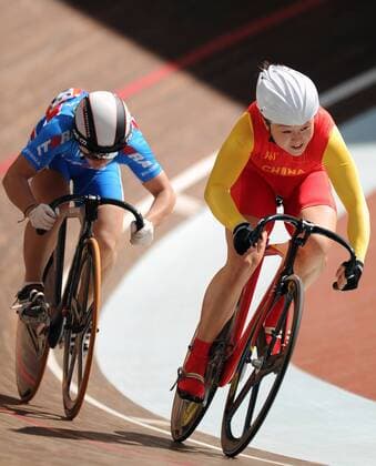 Guo Shuang (R) of China competes with Victoria Baranova of Ruassia during women s sprint final match of cycling track at the 26th Summer Universiade in Shenzhen, a city of south China s Guangdong Province, on Aug. 18, 2011. Guo won the gold medal and Baranova got the silver in the match. (Xinhua Li Ga)(wx) CHINA-SHENZHEN-UNIVERSIADE-CYCLING TRACK-WOMEN S SPRINT (CN) 