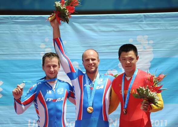Gold medalist Denis Dmitriev (C) of Russia, silver medalist Pavel Yakushevskiy (L) of Russia and bronze medalist Zhang Miao of China pose for photos during the awarding ceremony of men s sprint of cycling track at the 26th Summer Universiade in Shenzhen, a city of south China s Guangdong Province, on Aug. 18, 2011. (Xinhua Li Ga)(wx) CHINA-SHENZHEN-UNIVERSIADE-CYCLING TRACK-MEN S SPRINT (CN) 