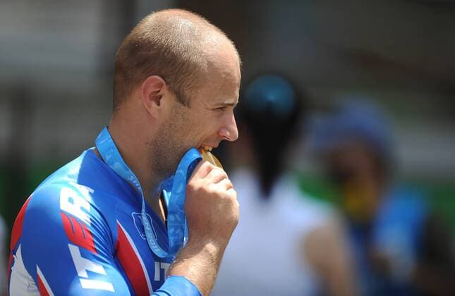 Gold medalist Denis Dmitriev of Russia poses for photos during the awarding ceremony of men s sprint of cycling track at the 26th Summer Universiade in Shenzhen, a city of south China s Guangdong Province, on Aug. 18, 2011. (Xinhua Li Ga)(wx) CHINA-SHENZHEN-UNIVERSIADE-CYCLING TRACK-MEN S SPRINT (CN) 