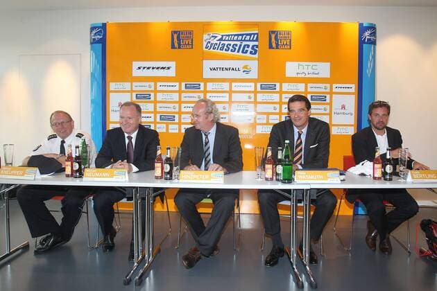 Sports - Sport: Radrennen: Vattenfall Cyclassics 2011, Pressekonferenz, - Dietmar Kneupper Polizei Hamburg, Michael Neumann Sportsenator Hamburg, Christian Hintzpeter Moderator, Peter Wasmuth Vattenfall, Frank Bertling Upsolut Event GmbH xHOCHxZWEIx xMaltexChristiansx