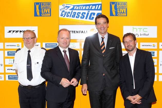 Sports - Sport: Radrennen: Vattenfall Cyclassics 2011, Pressekonferenz, - Dietmar Kneupper Polizei Hamburg, Michael Neumann Sportsenator Hamburg, Peter Wasmuth Vattenfall, Frank Bertling Upsolut Event GmbH xHOCHxZWEIx xMaltexChristiansx
