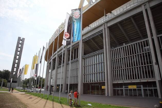 FSV Frankfurt übernimmt für das kommende Stadtderby Heimspiel die Commerzbank Arena - Fahne des FSV hängt neben der von Eintracht. o0 Sportstätte Stadion Totale Objekte Vereinsfahne o00 Ausweichstadion Derby