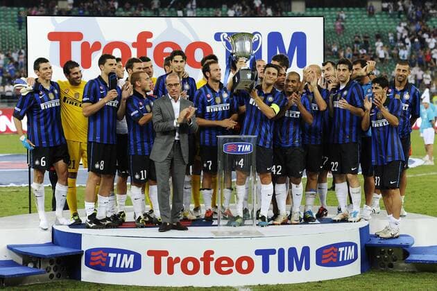 Bari 18 08 2011 - trofeo Tim Inter Mailand gewinnt den TIM Cup 2011: Javier Zanetti mit dem Pokal  o0 Siegerehrung Pokal, Trophäe Objekte Sieg, Sieger