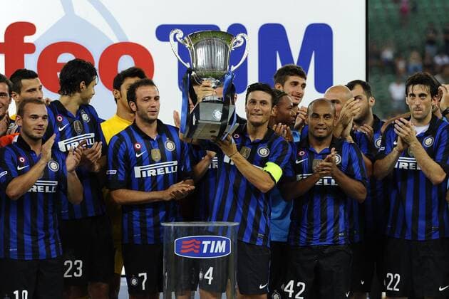 Bari 18 08 2011 - trofeo Tim Inter Mailand gewinnt den TIM Cup 2011: Javier Zanetti mit dem Pokal  o0 Siegerehrung Pokal, Trophäe Objekte Sieg, Sieger