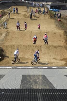 LONDON, ENGLAND. BMX Test Event, the UCI BMX Supercross World Cup from the Olympic Park in London, part of the London Prepares Series. Competitors tet the course during the Men s Free Practice. xRoganxThomsonx  ActionPlus11202100 o0 Totale Kurs Rennstrecke Streckenabschnitt