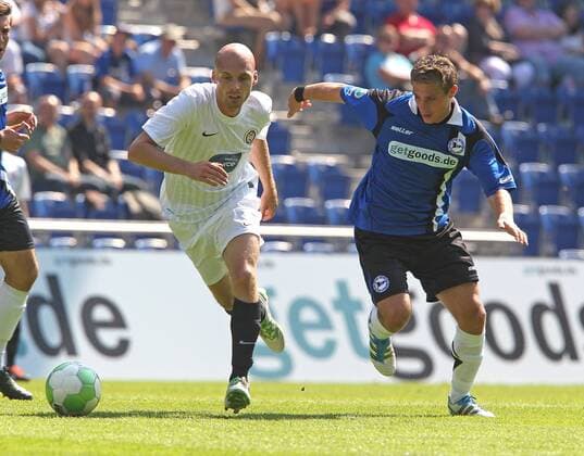 Fussball - 3. Liga - 02.08.2011, DSC Arminia Bielefeld vs. SV Wehen Wiesbaden, v.l. Nils-Ole Book (SVWW), Tom Schütz (AB), -