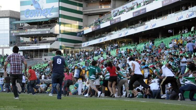 Fans run to the field after hearing a gunfight outside the Corona s stadium, in Torreon, northern Mexico, on Aug. 20, 2011. The Mexican first division match between Santos and Morelia was suspended after an armed group attacked a police patrol outside the stadium, authorities said -  o00 Gesellschaft