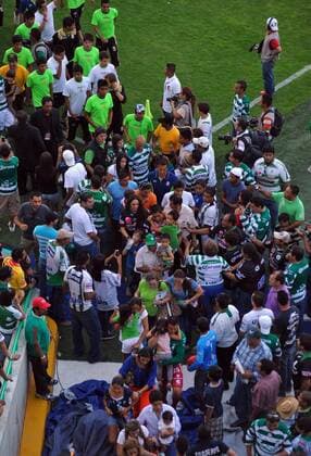 Fans leave after hearing a gunfight outside the Corona s stadium, in Torreon, northern Mexico, on Aug. 20, 2011. The Mexican first division match between Santos and Morelia was suspended after an armed group attacked a police patrol outside the stadium, authorities said -  o00 Gesellschaft