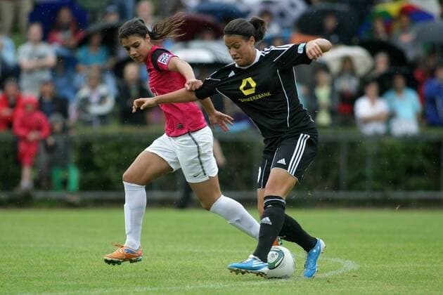 21.08.2011, Frauenfußball-Bundesliga, 1. Spieltag: 1. FFC Frankfurt - SG Essen-Schönebeck. Dzsenifer Marozsan (1. FFC Frankfurt, R), Carole da Silva Costa (SG Essen-Schönebeck).