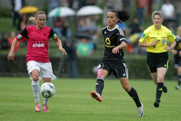 21.08.2011, Frauenfußball-Bundesliga, 1. Spieltag: 1. FFC Frankfurt - SG Essen-Schönebeck. Fatmire Bajramaj (1. FFC Frankfurt, R), Melanie Hoffmann (SG Essen-Schönebeck).