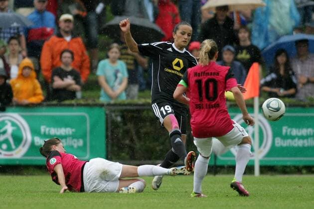 21.08.2011, Frauenfußball-Bundesliga, 1. Spieltag: 1. FFC Frankfurt - SG Essen-Schönebeck. Fatmire Bajramaj (1. FFC Frankfurt) zwischen Vanessa Martini (SG Essen-Schönebeck, L) und Melanie Hoffmann (SG Essen-Schönebeck).